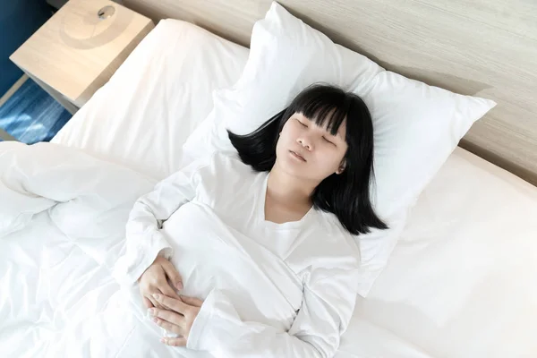 Asiática Mulher Dorme Cama Branca Depois Esgotado Tentado Durante Todo — Fotografia de Stock
