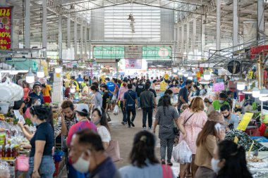 Chonburi Eyaleti, Tayland - 25 Eylül 2020, Asya yerlileri, Tayland 'ın Chonburi Eyaleti' ndeki büyük taze market olan Angsila balık pazarından deniz ürünleri alıp satıyor..