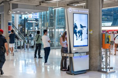 Samut prakan, Tayland 24 Temmuz 2022, Seyahat Festivali, Suvarnabhumi Havaalanı 'nın tüm yolcuları öğleden sonra.
