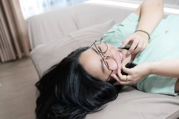 Óculos Bonitos Mulher Asiática Mentira Suas Costas Falando Móvel Seu — Fotografia de Stock