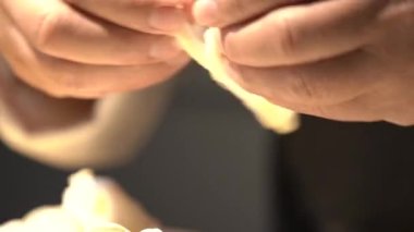 İstiridye mantarı ya da Hint istiridyesi ya da Phoenix mantarını profesyonel şefin eliyle parçalamak..