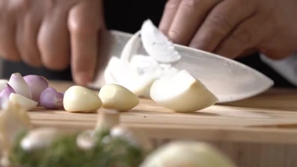 Nakrájíme Cibuli Červenou Cibuli Galic Malé Kousky Kuchyňským Nožem Nakrájíme — Stock video