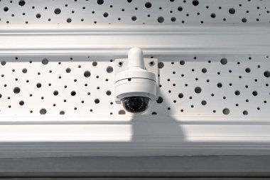 Güvenlik kameraları binanın tavanına ve duvarına o bölgedeki güvenlik sistemini izlemek ve çalıştırmak için yerleştirilmiş..
