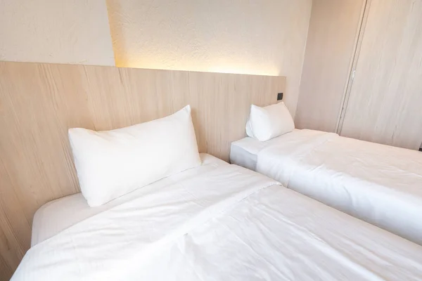 Single Beds White Bedding Cream Bedroom Hotel Turn Headboard Light — Stok Foto