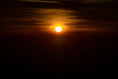 Her türlü umut verici kavram için karanlık ortamda güneş yükseliyor. Ocak 2022 'de Tayland' da çekildi..