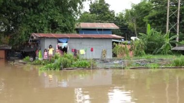 Uthai Thani, Tayland - 5 Ekim 2022, Sel, Uthai Thani Eyaleti 'nin dış dünyayla olan bağlantısını kesti. 2565.
