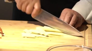 Lemon Grass, profesyonel bir aşçının mutfak bıçağıyla tahta kesme tahtasıyla dilimlenmiş..