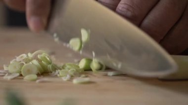 Lemon Grass, profesyonel bir aşçının mutfak bıçağıyla tahta kesme tahtasıyla dilimlenmiş..