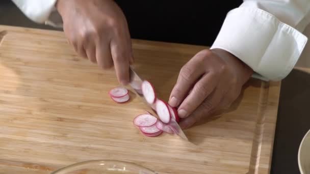 Krájení Radis Dřevěnou Řezací Desku Plátky Kuchyňským Nožem Profesionálního Kuchaře — Stock video
