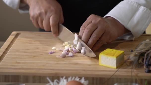 Affettare Galic Scalogno Tagliere Legno Fette Con Coltello Cucina Chef — Video Stock