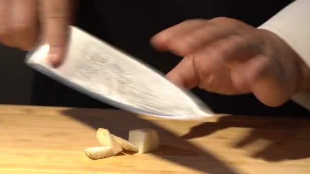 Galangal Krájí Krájí Dřevěnou Řezací Desku Malé Kousky Kuchyňským Nožem — Stock video