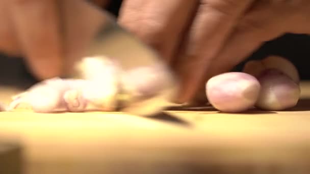 Schalotte Rote Zwiebel Auf Einem Holzschneidebrett Mit Einem Küchenmesser Vom — Stockvideo