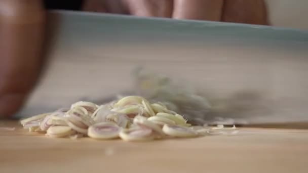 レモングラスは プロのシェフによるキッチンナイフでスライス作品に木製のまな板にカットされています — ストック動画
