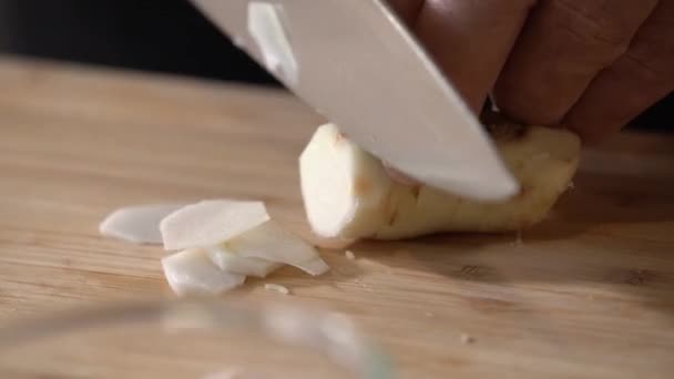 Galangal Krájí Krájí Dřevěnou Řezací Desku Malé Kousky Kuchyňským Nožem — Stock video