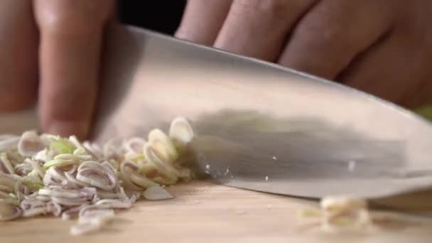 Erba Limone Viene Tagliata Tagliere Legno Fette Con Coltello Cucina — Video Stock