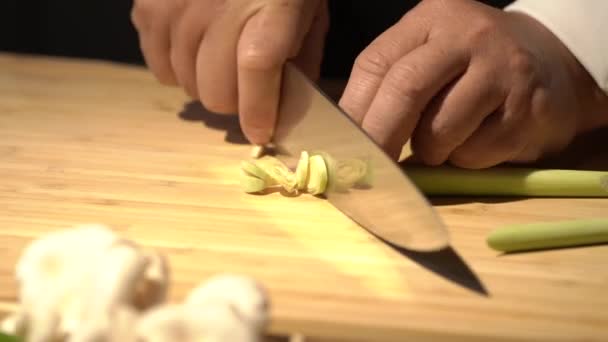 Zitronengras Wird Vom Profi Koch Auf Einem Holzschneidebrett Mit Einem — Stockvideo