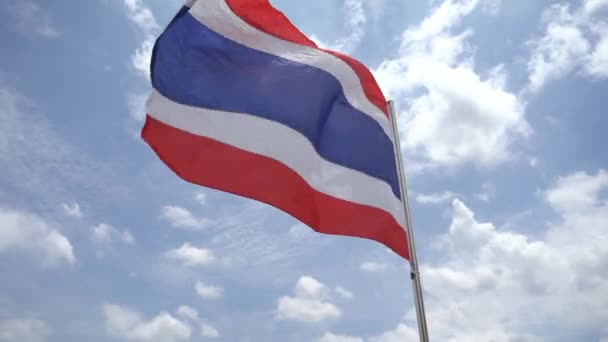 Bandeira Nacional Tailândia Está Soprando Com Vento Nuvens Céu Azul — Vídeo de Stock