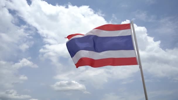 Thailands Nationalflagga Blåser Med Vinden Och Molnen Den Blå Himlen — Stockvideo