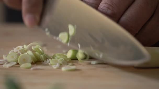 レモングラスは プロのシェフによるキッチンナイフでスライス作品に木製のまな板にカットされています — ストック動画