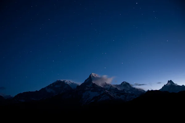 Muntele de zăpadă sub stele — Fotografie, imagine de stoc