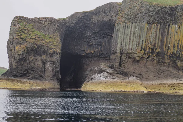Vingalen Grot en zeshoekige vulkanische basalt rots kolommen Eiland Staffa, Hebriden — Stockfoto