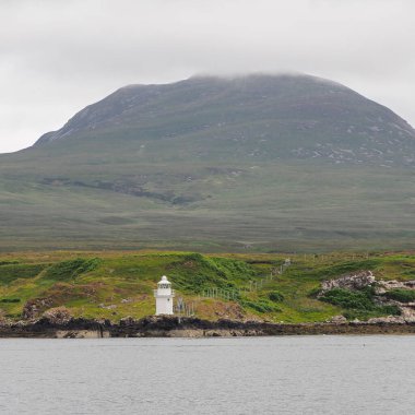 Feolin, Jura, Hebrides yakınlarındaki Islay 'ın Sesi' nde bir T-Sruith deniz feneri.