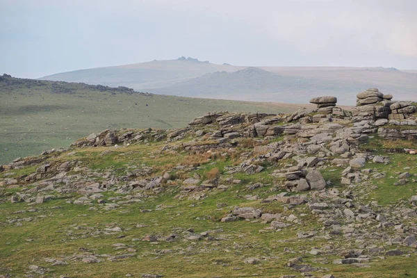 Patrząc od Great Staple Tor do High Willhays, Dartmoor National Park, Devon — Zdjęcie stockowe