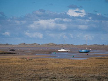 Tekneler tuzlu bataklıklarda, Blakeney Ulusal Doğa Koruma Alanında, Norfolk 'ta karaya oturdu.