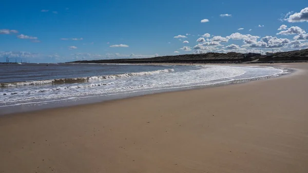 Wellen wälzen sich am glatten Sandstrand der Bucht Sea Palling, Norfolk, Großbritannien — Stockfoto