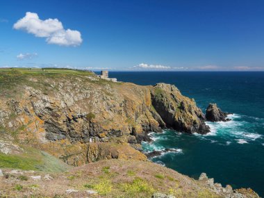 Beton Gözlem Kulesi MP4 LAngle deniz ve kayalık alana tepeden bakan mavi gökyüzünde beyaz bulutlar, Pleinmont, Guernsey, Channel Adaları