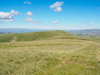 Randygill Tepesi, Howgill Fells, Cumbria, İngiltere 'den Green Bell' in zirvesine doğru yol alıyor.