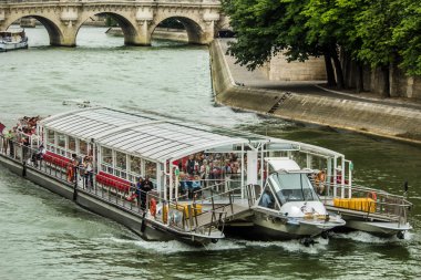 Paris? Bateaux Mouches