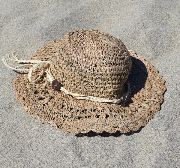 Chapéu na areia — Fotografia de Stock