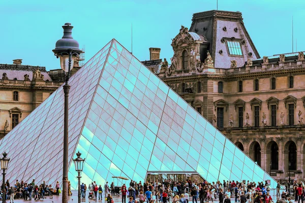 Het louvre art museum, Parijs — Stockfoto