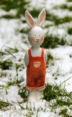 Paskalya tavşanı Doğu bekleyen karda