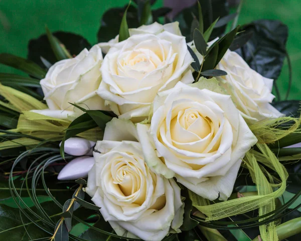 Arrangement with white roses — Stock Photo, Image