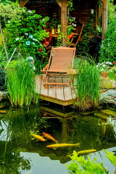 정원 연못에서 매력적인 앉아있는 장소 — 스톡 사진