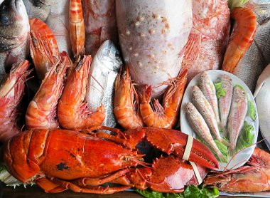 Deniz ürünleri lezzetler sunuyor