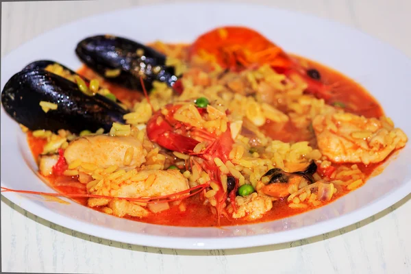 Paella with chicken and prawns — Stock Photo, Image