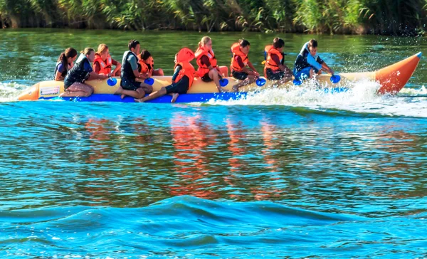 Bambini a cavallo banana boat — Foto Stock