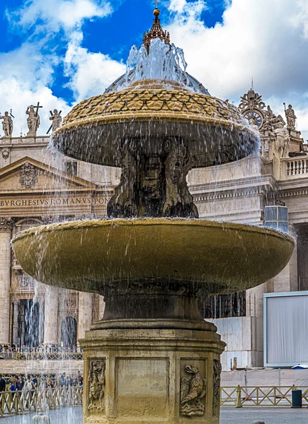 Fountain on the Vatican Square in Rome — Stock Photo, Image