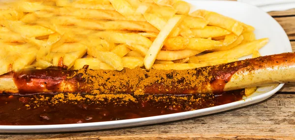 O currywurst com molho e fritas — Fotografia de Stock