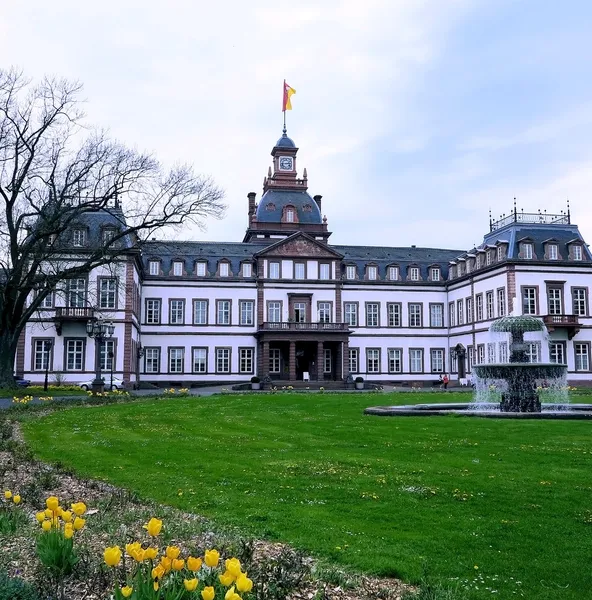 Весна в Phillipsruhe замок парк в Hanau — стокове фото