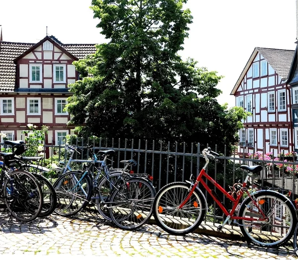 Велосипеди в студентське місто Марбурга, Німеччина — стокове фото