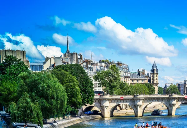 Parijs onder de blauwe hemel — Stockfoto