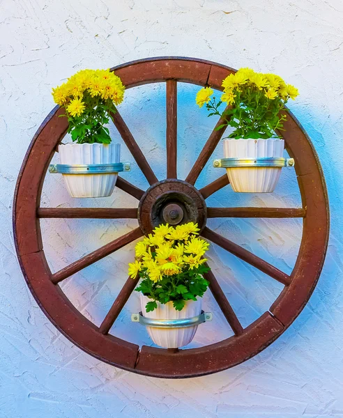 Transport hjul dekorerad med blommor — Stockfoto