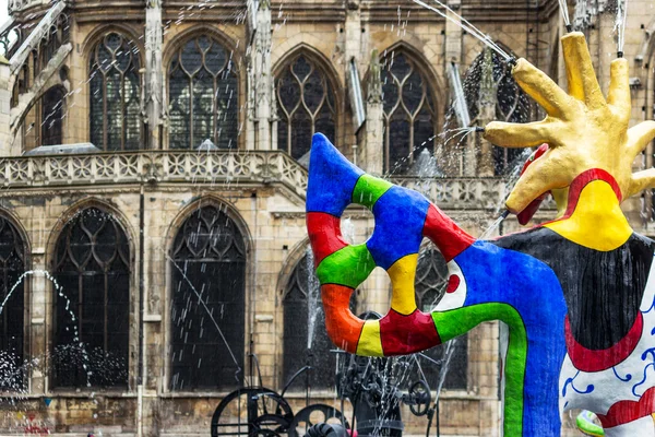 Fontanna w centrum pompidou w Paryżu — Zdjęcie stockowe
