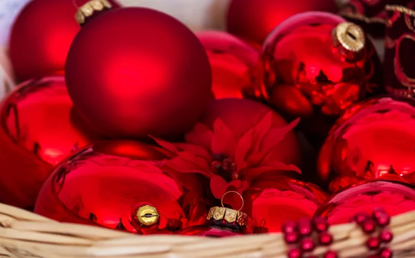 Красные рождественские шары в корзине — стоковое фото