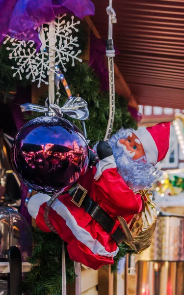 Santa Claus con bola de Navidad púrpura — Foto de Stock