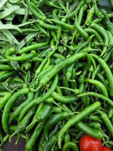 Groene chili peppers — Stockfoto